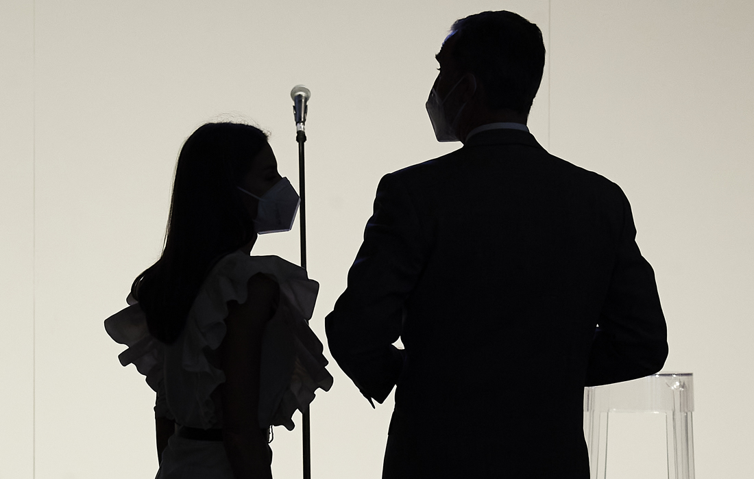 Король Испании Фелипе VI и королева Летиция присутствуют на открытии туристической ярмарки FITUR