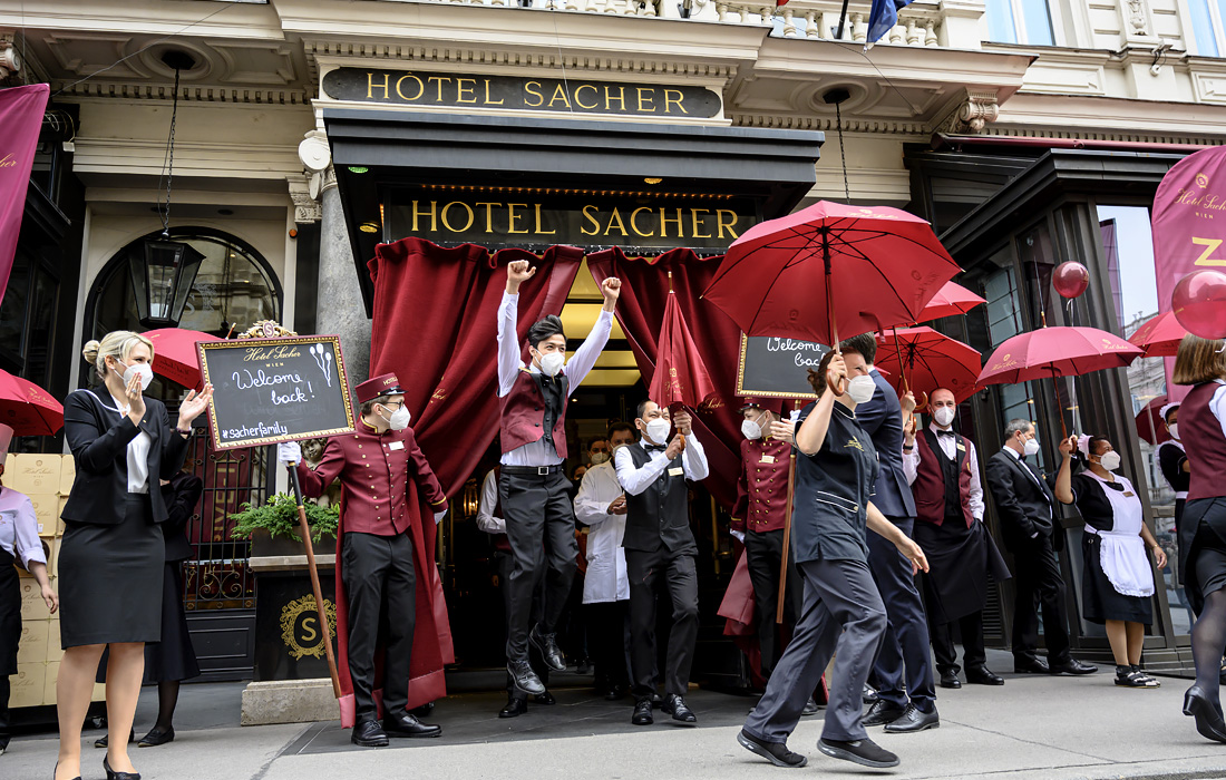 Сотрудники отеля празднуют открытие в первый день после окончания локдауна в Вене