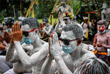 18 мая. В Индонезии за сутки выявили более 4 тысяч новых случаев заражения коронавирусом. На фото: религиозный ритуал в деревне Тегаллаланг на Бали.