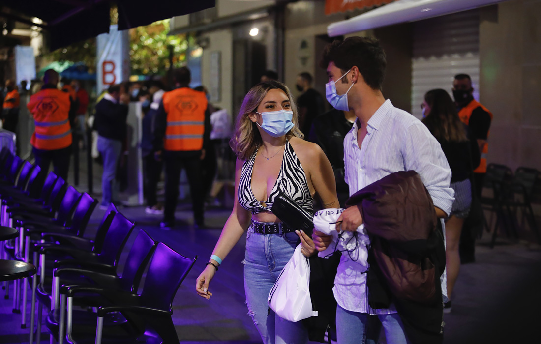 В Испании около 400 человек в 5 барах примут участие в клинических испытаниях по распространению коронавируса в условиях нормальной жизни: без масок и без соблюдения социальной дистанции