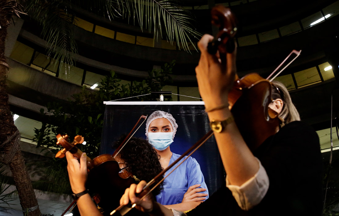21 мая. Филармонический оркестр Бразилиа выступил у больницы в поддержку врачей, борющихся с пандемией COVID-19.