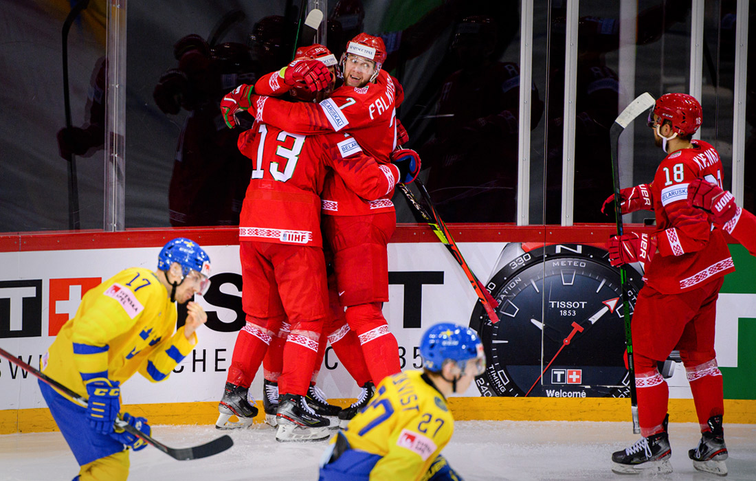 Сборная Белоруссии празднует гол, принесший неожиданную победу над Швецией - 1:0