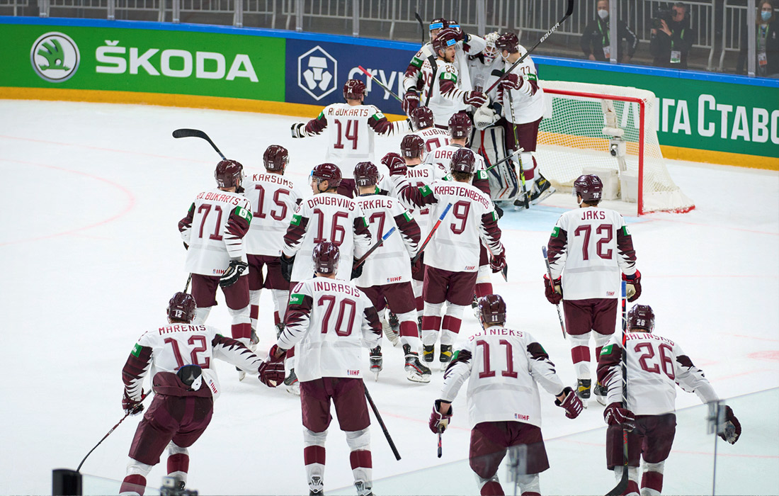 Игроки сборной Латвии празднуют историческую победу над Канадой (2:0)