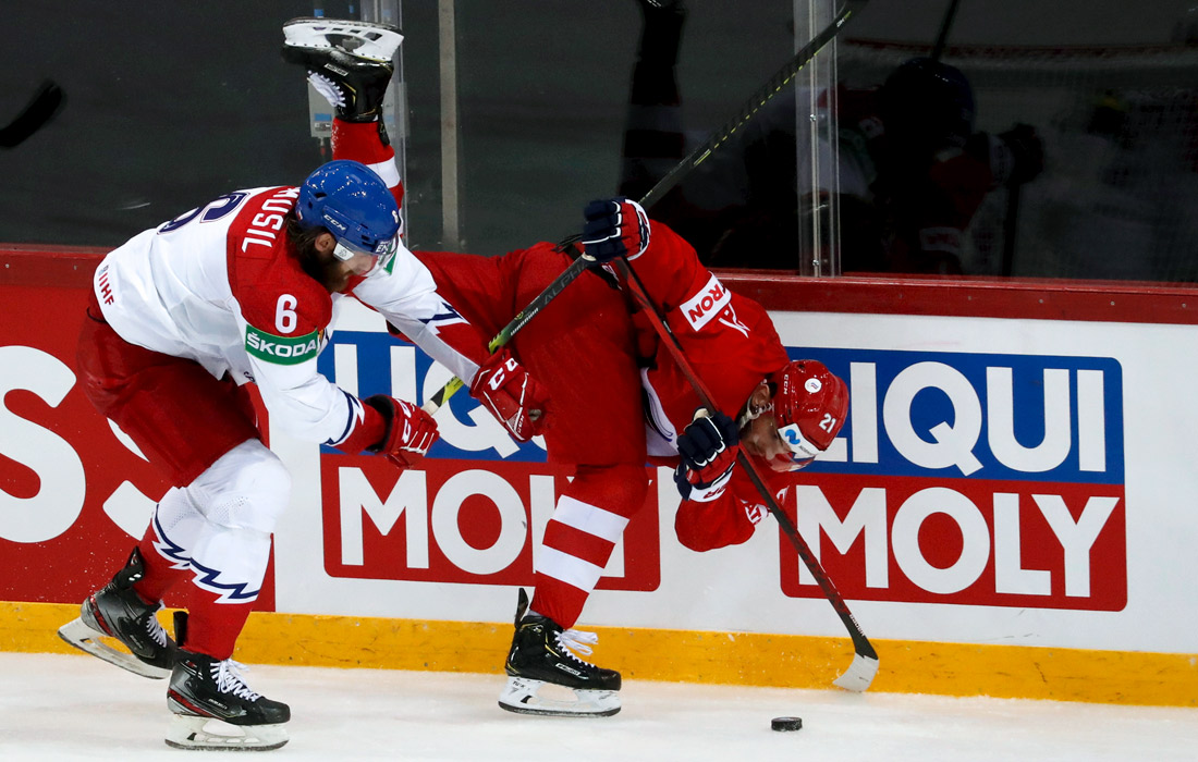 Чех Давид Мусил и россиянин Константин Окулов в матче открытия ЧМ-2021 (4:3 в пользу сборной России)