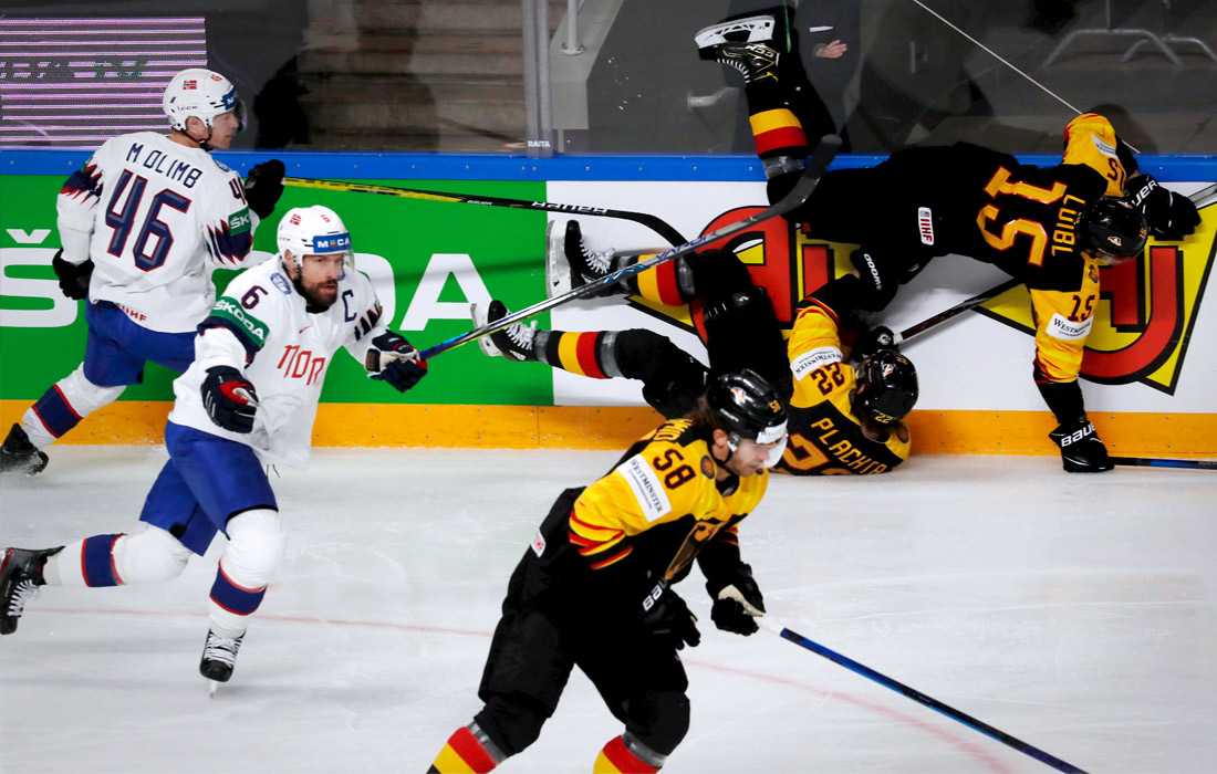 Сборная Германии (в черном) победила Норвегию со счетом 5:1 и возглавила группу В