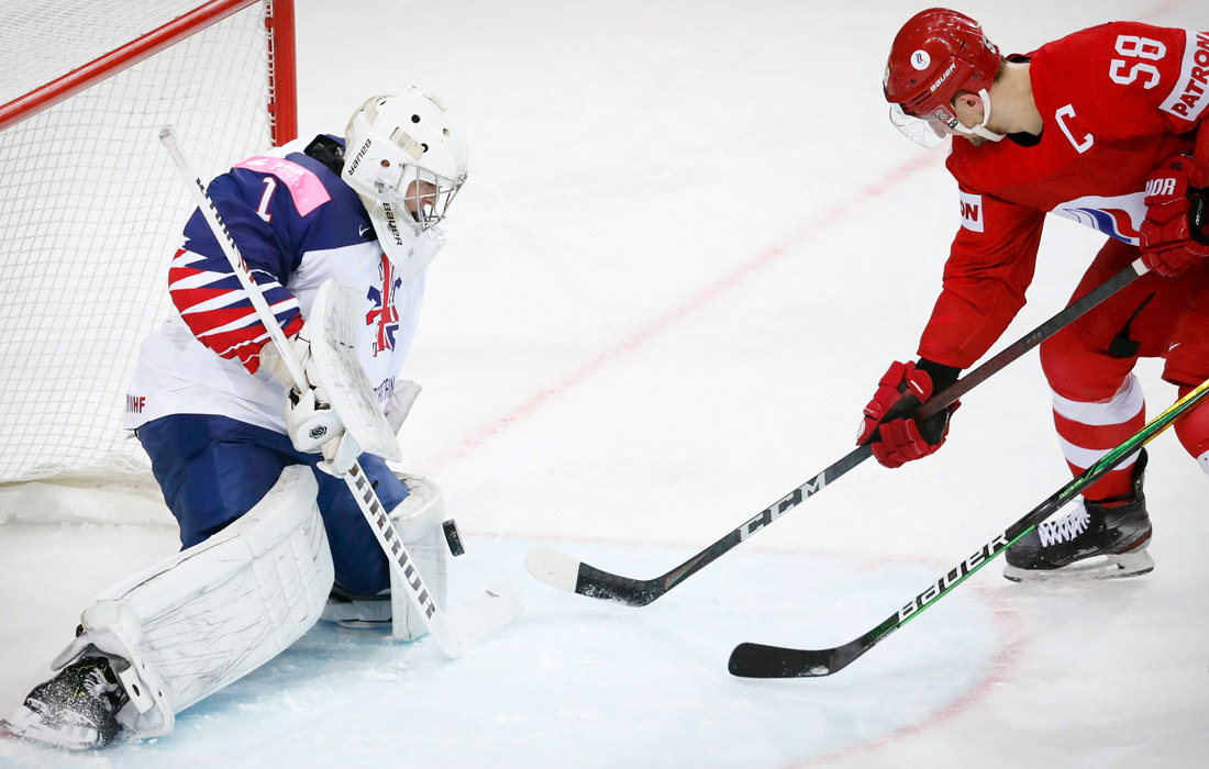 Россиянин Антон Слепышев (справа) забросил одну из шайб в ворота сборной Великобритании (7:1 в пользу сборной России)