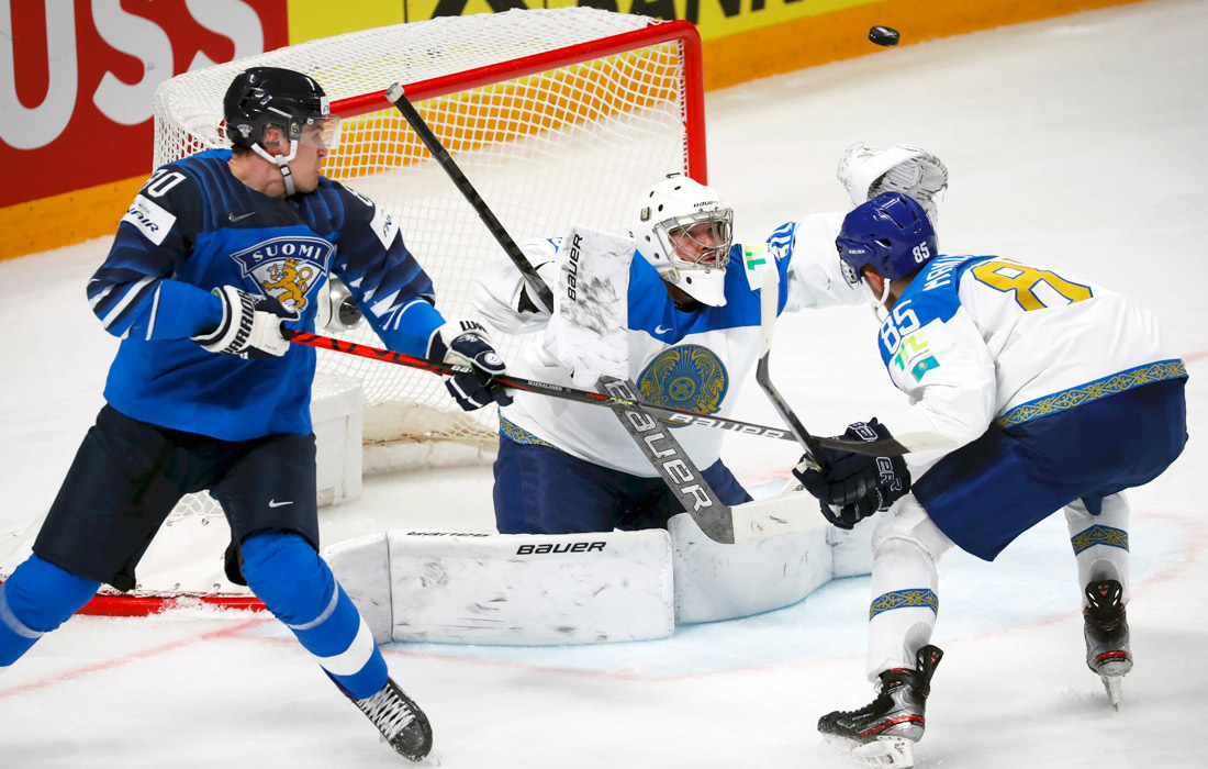 Игроки сборной Казахстана (в белом) матч против действующего чемпиона мира Финляндии довели о серии буллитов, которую и выиграли - 2:1