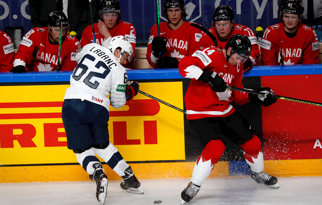 Североамериканское противостояние между Канадой (в красном) и США завершилось уверенной победой команды Соединенных Штатов - 5:1