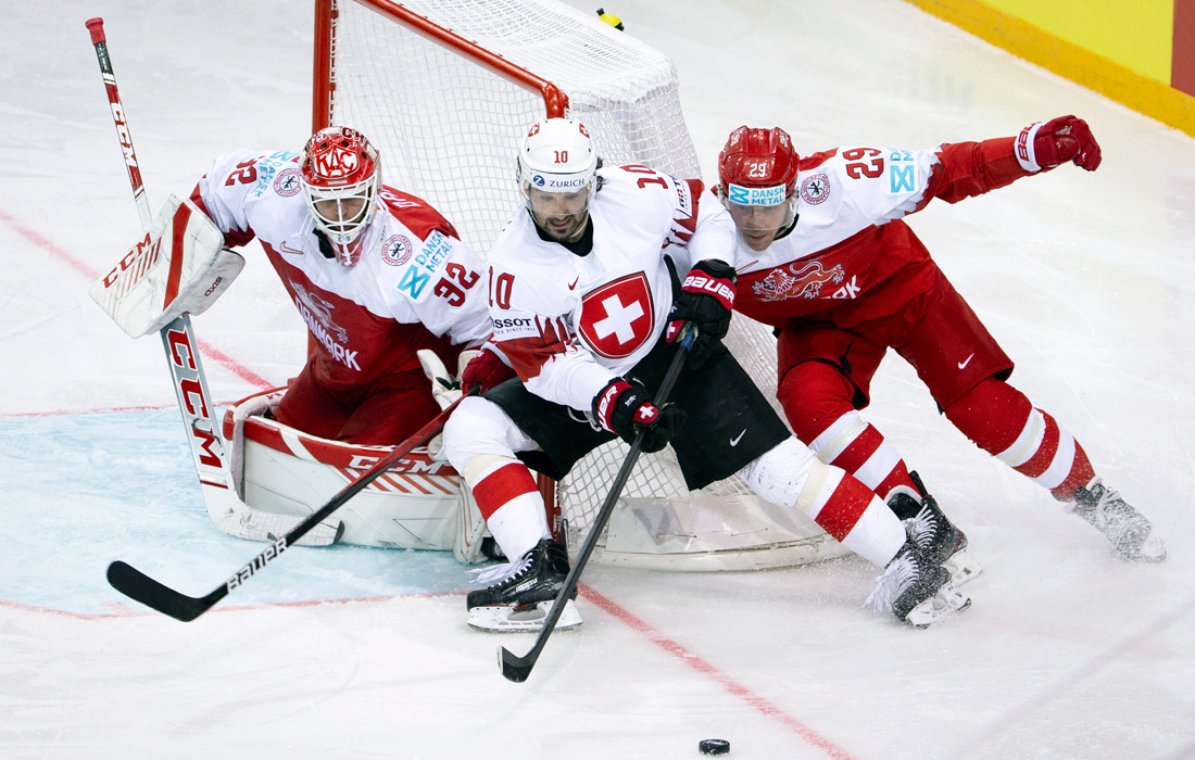 Противостояние сборных Дании (в красном) и Швейцарии - 0:1