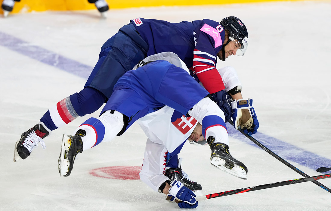 Британец Мэттью Майерс (сверху) и словак  Марио Грман борются за шайбу, матч завершился со счетом 2:1 в пользу Словакии