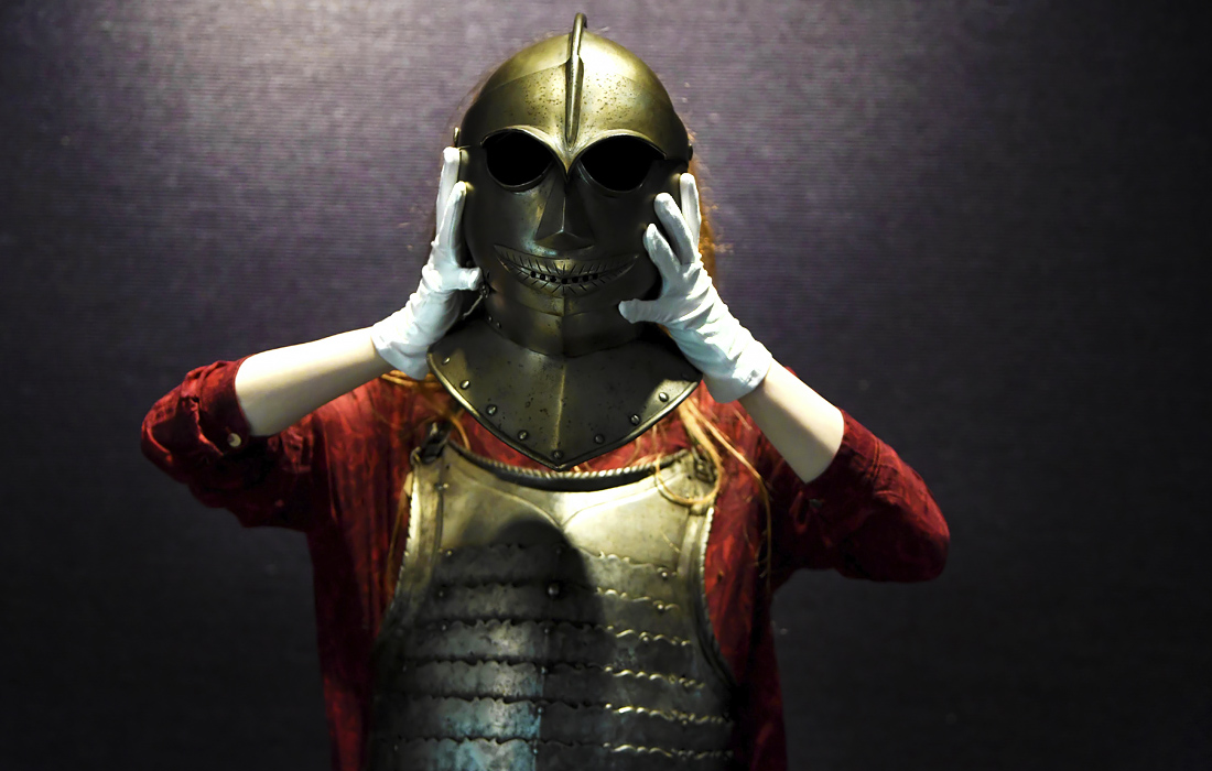 В Лондоне прошел пресс-показ оружия и доспехов аукционного дома "Bonhams"