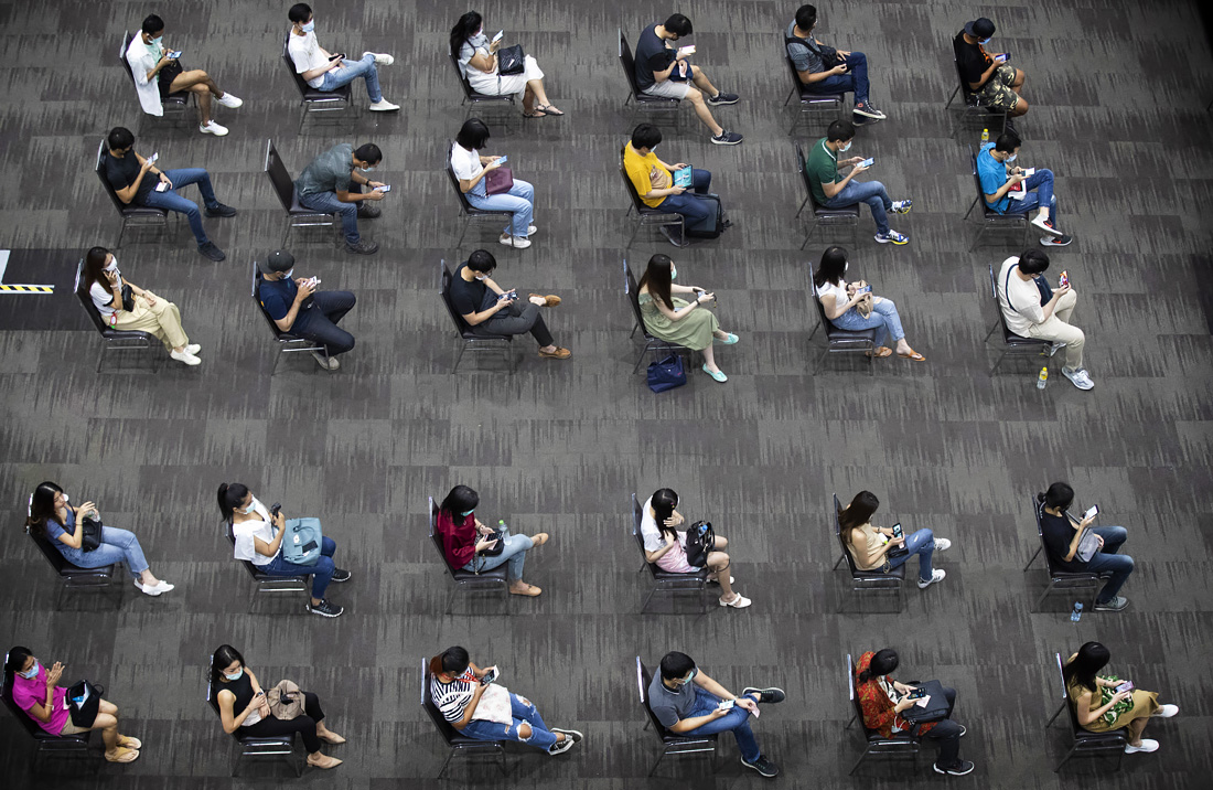 25 мая. Сотрудники тайской авиакомпании после вакцинации препаратом Sinovac от COVID-19 в Бангкоке.