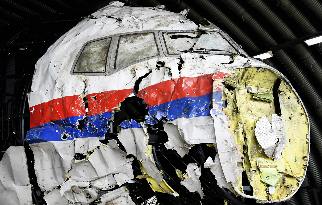 Реконструкция потерпевшего крушение на Украине в июле 2014 года "Боинга". Обломки хранятся в ангаре на нидерландской военной базе Гилзе-Рейен, ее посетили представители обвинения и защиты.