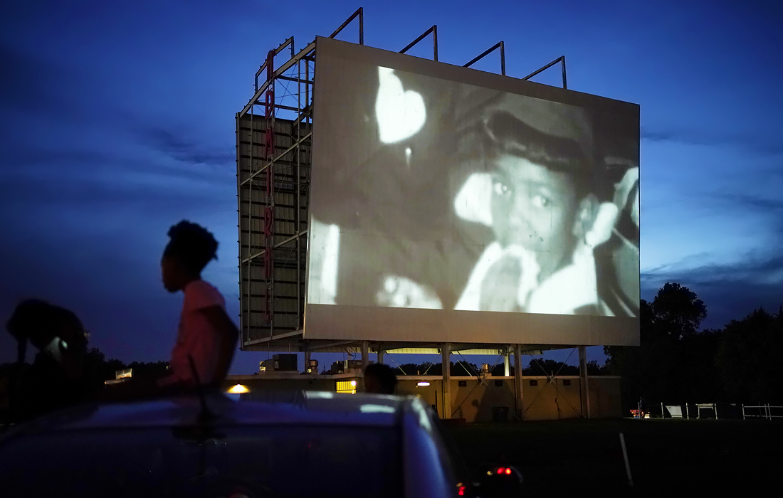 В столетнюю годовщину расовых беспорядков в американской Талсе состоялся показ документальных фильмов в автокинотеатре