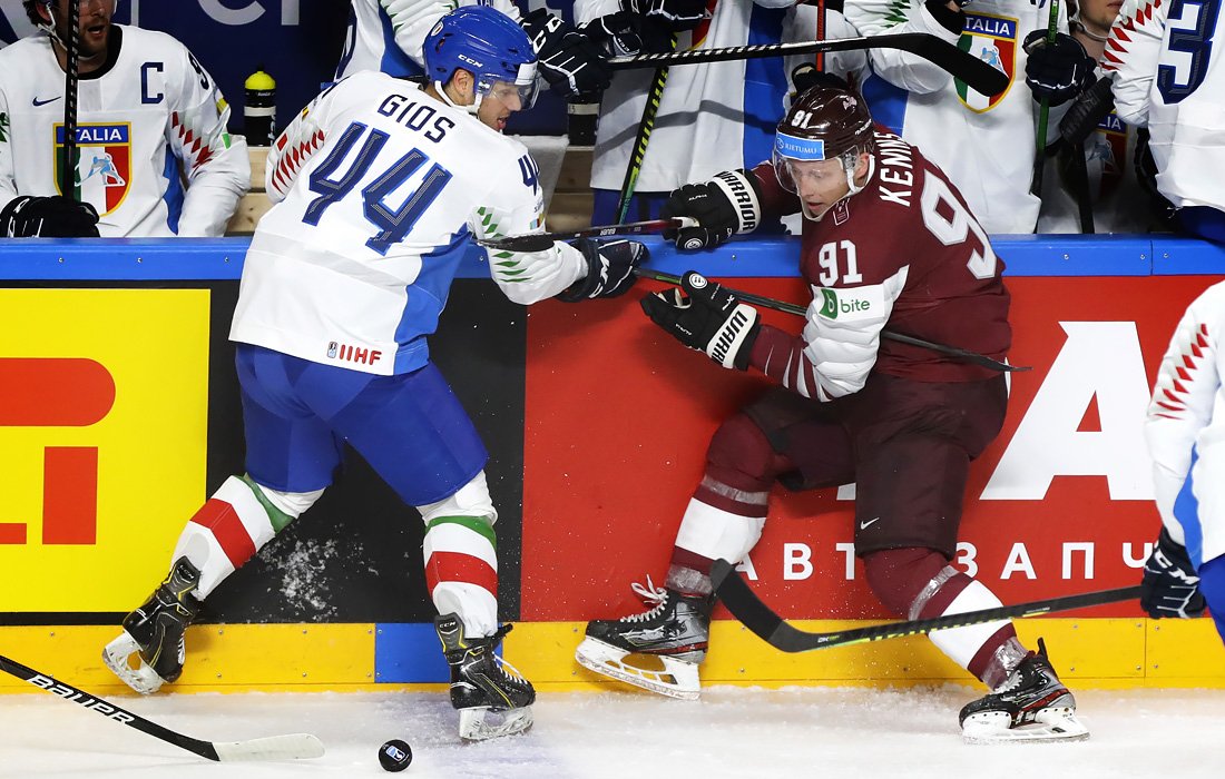 Латвиец Роналдс Кениньш (справа) не сдержался в игре с Италией, его грубое нарушение привело к 10-минутному штрафу. С учетом также малого штрафа он заработал 12 минут.