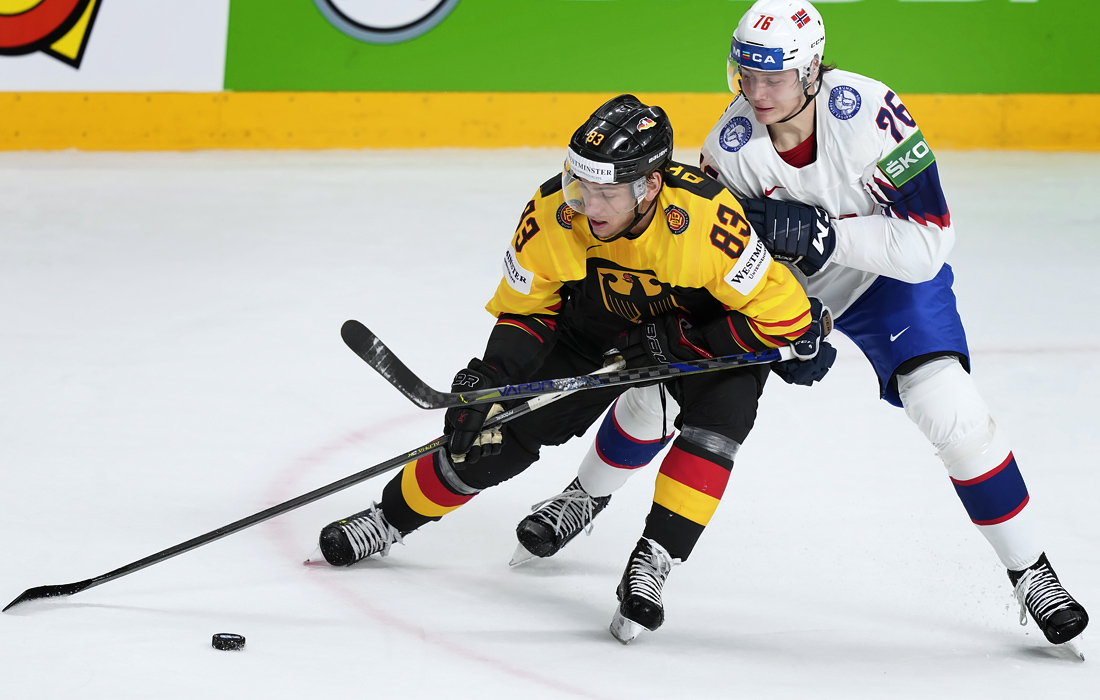 Норвежец Эмиль Лиллеберг (справа) в матче с Германией был удален на 10 минут и один раз отделался малым штрафом. Таким образом, он накопил удалений на 12 минут.