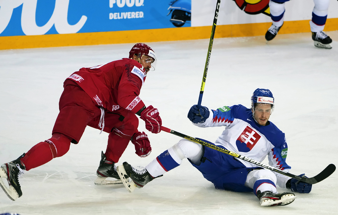 Белорус Никита Комаров (слева) заработал 5+20 минут штрафа в  матче первого тура против Словакии, с тех пор больше не удалялся. Но остался среди "лидеров"-штрафников: 25 минут