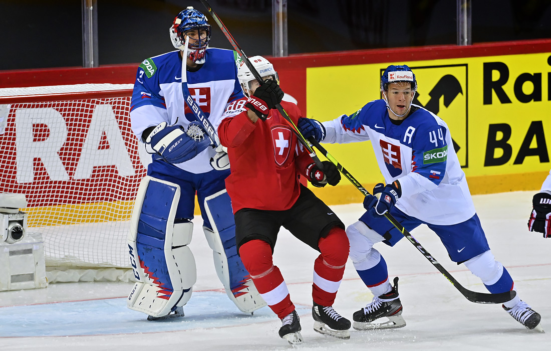 Словак Мислав Росандич (справа)  в четырех матчах заработал 27 минут штрафа, в том числе - 5+20 (матч-штраф, до конца игры) во встрече со Швейцарией