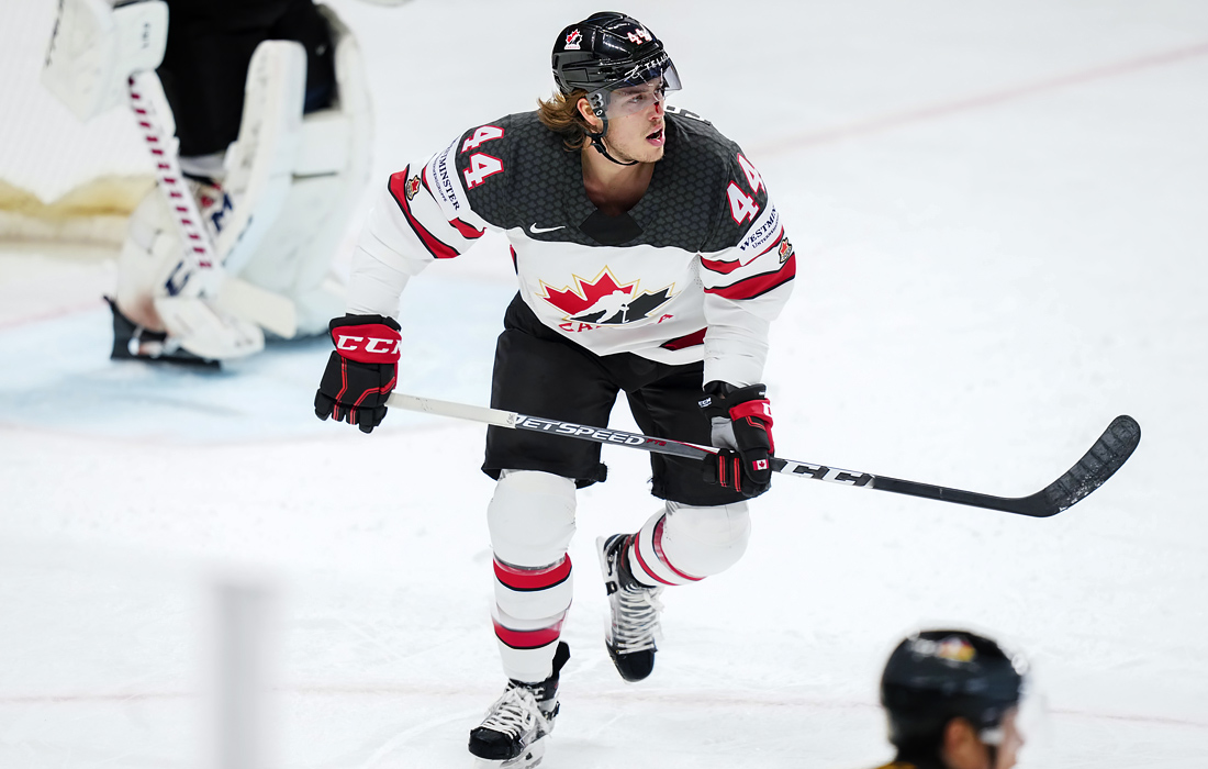 Канадец Макс Комтуа является серийным штрафником. Уже пять раз его удаляли на 2 минуты, число штрафных минут достигло 10. Доставалось, однако (судя по лицу), и ему.