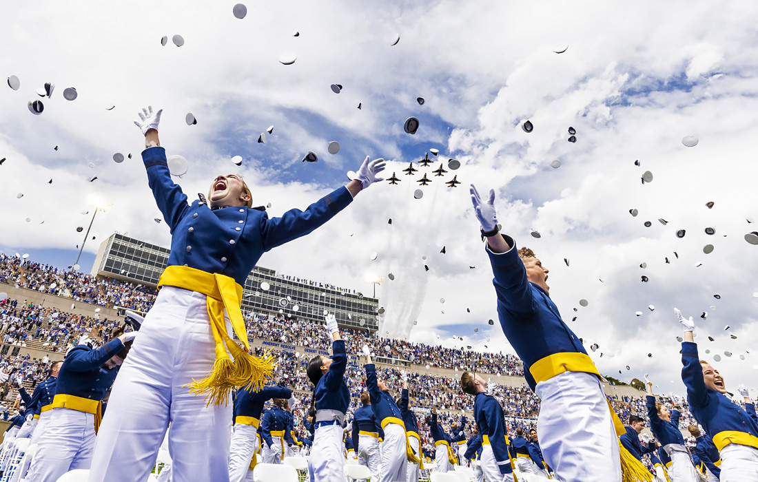 Выпускники Академии ВВС США на стадионе в Колорадо-Спрингс