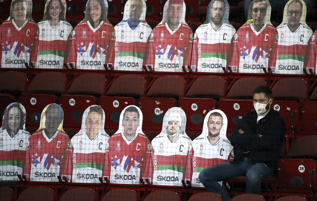 Трибуна болельщиков на матче Россия - Белоруссия. На игру пришел один человек.