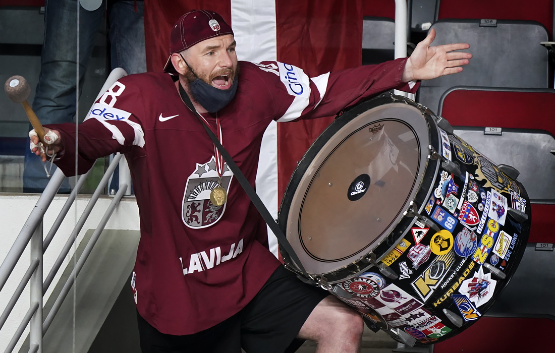 Латвийский болельщик на игре между Германией и Латвией