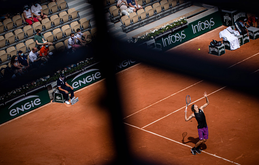 Российский теннисист Роман Сафиуллин потерпел поражение от представителя Германии Александра Зверева (на фото) в матче второго круга Roland Garros