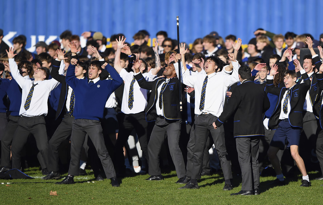 Студенты в перерыве матча по регби между старшей школой и колледжем Крайстчерча, Новая Зеландия