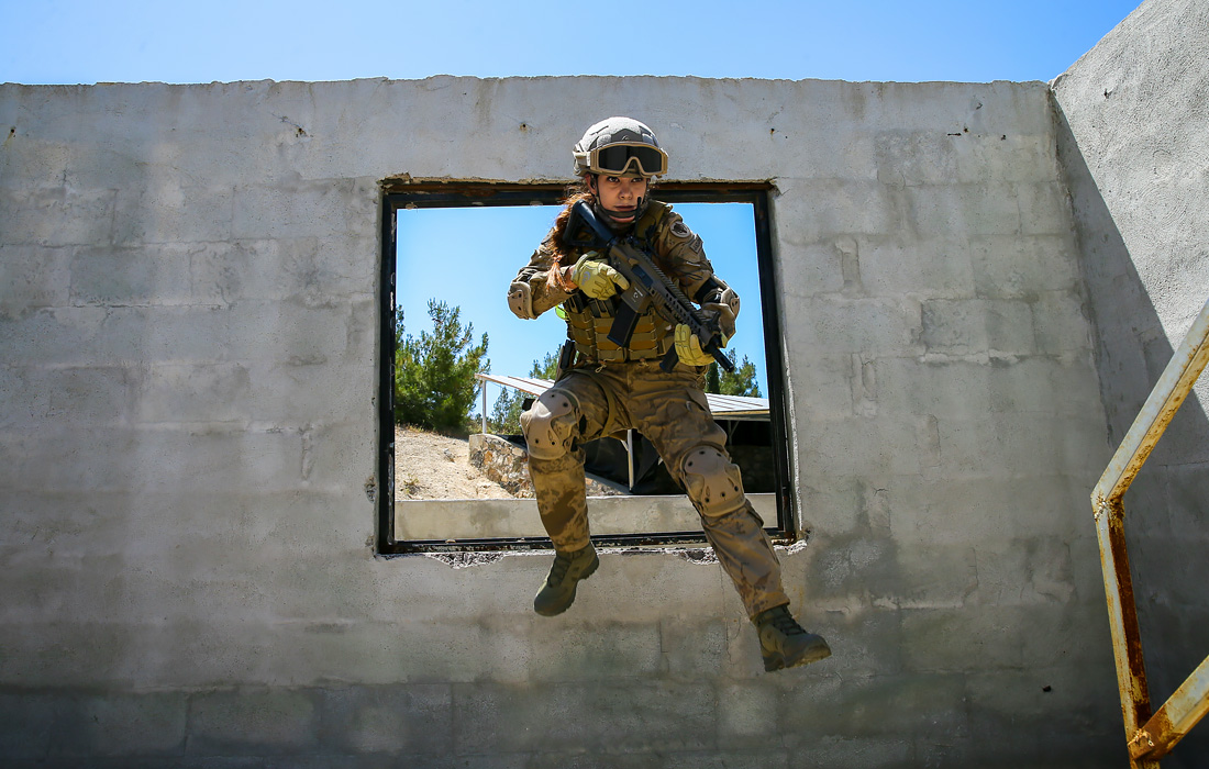 Первая турецкая женщина-унтер-офицер, прошедшая подготовку для антитеррористических операций в населенных пунктах