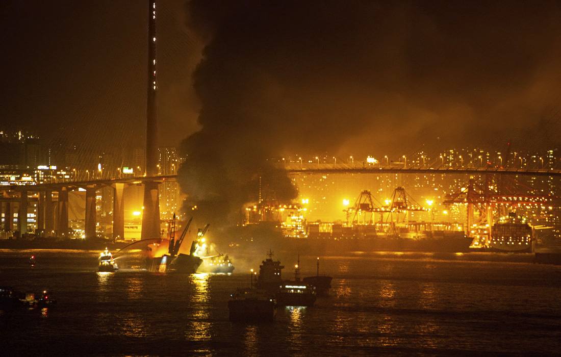 У побережья Гонконга загорелось грузовое судно