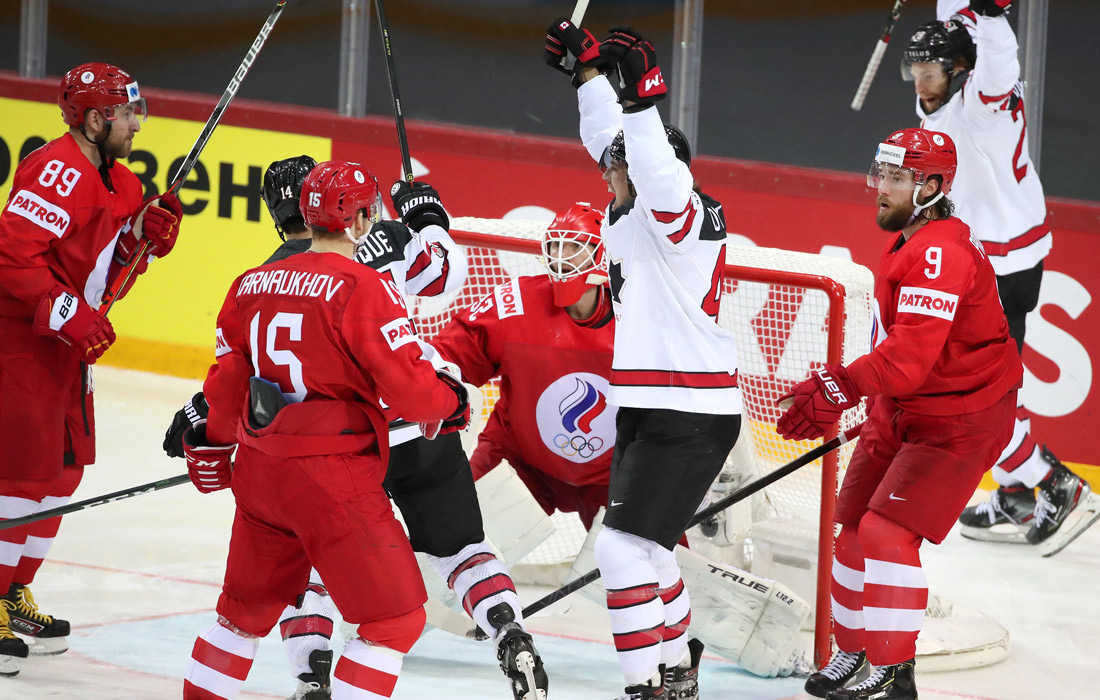 Хоккеисты сборной Канады сравнивают счет в матче с Россией