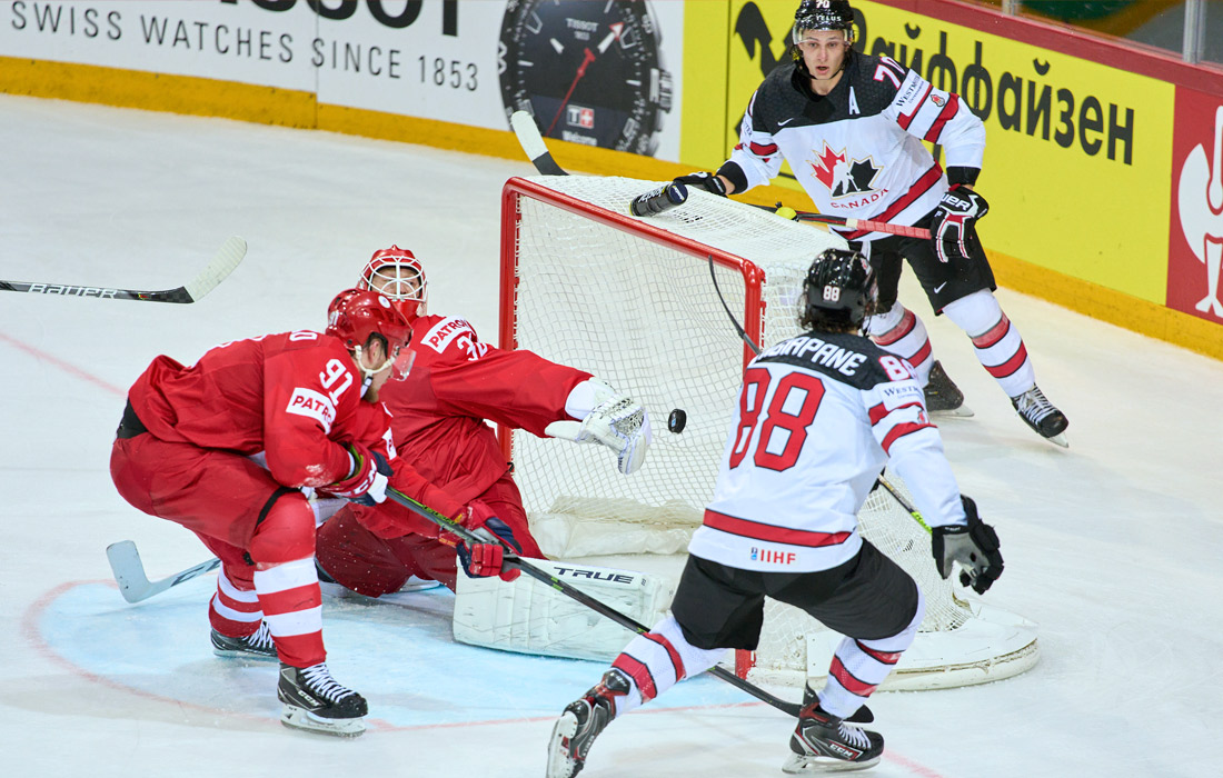 Эндрю Манджапане (№88) забрасывает решающую шайбу в ворота сборной России
