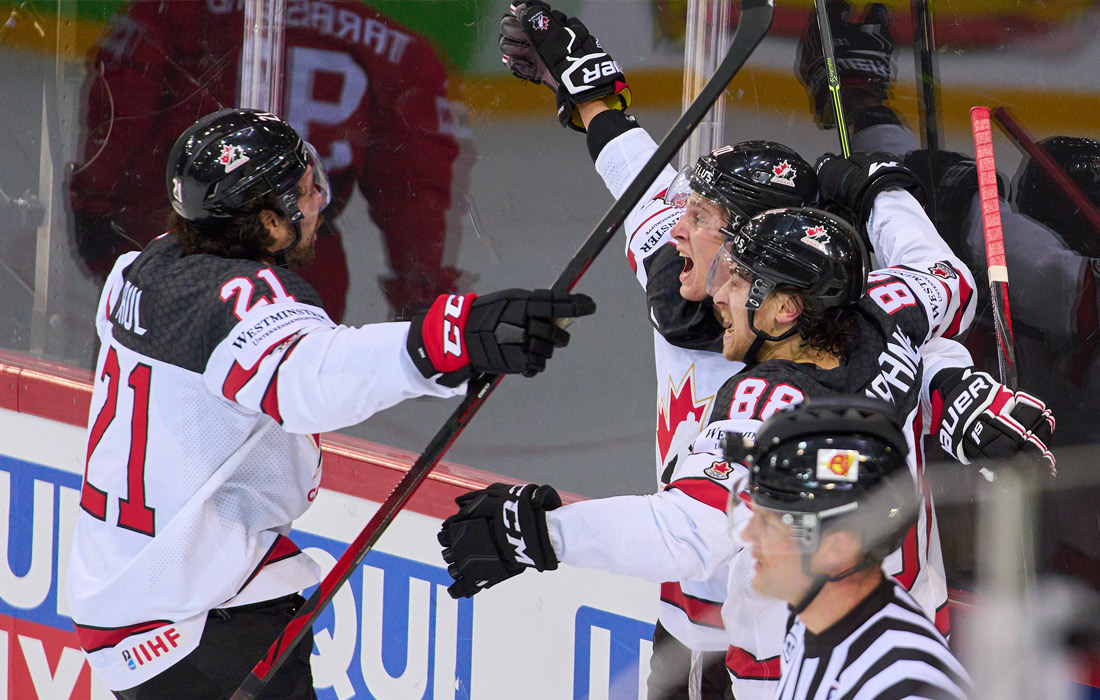 Хоккеисты сборной Канады празднуют победный гол в ворота команды России