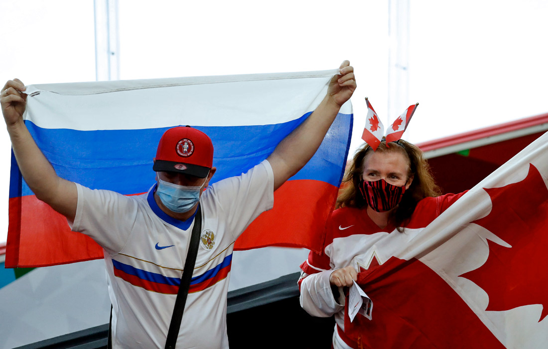 Болельщики сборных России и Канады (слева направо)