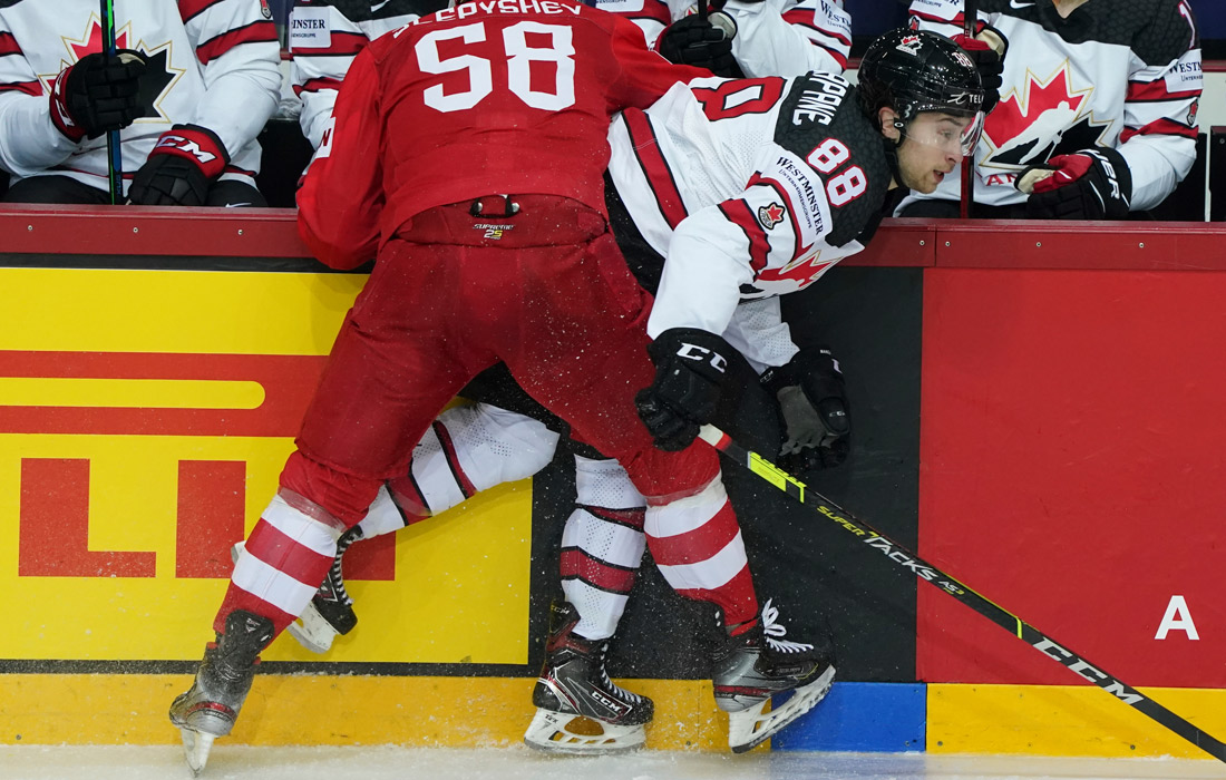 Россиянин Антон Слепышев и канадец Эндрю Манджапане (слева направо)