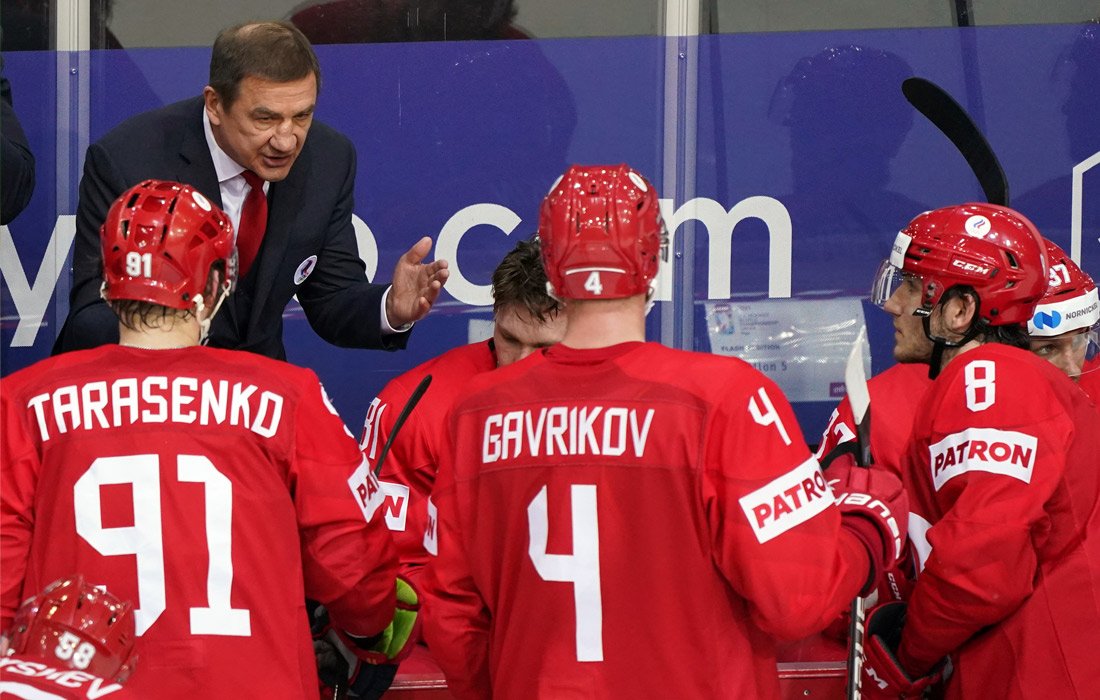 Главный тренер сборной России Валерий Брагин  и игроки команды