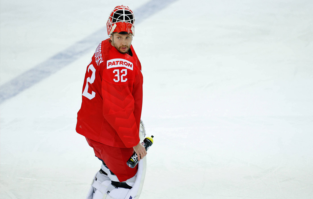 Вратарь сборной России Сергей Бобровский во время паузы в матче Россия - Канада