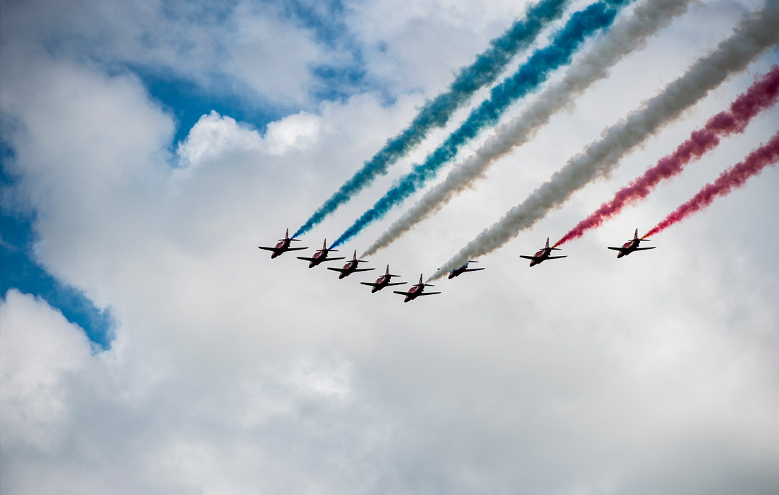 Выступление пилотажной группы Королевских ВВС Великобритании на авиашоу в Мидлендсе