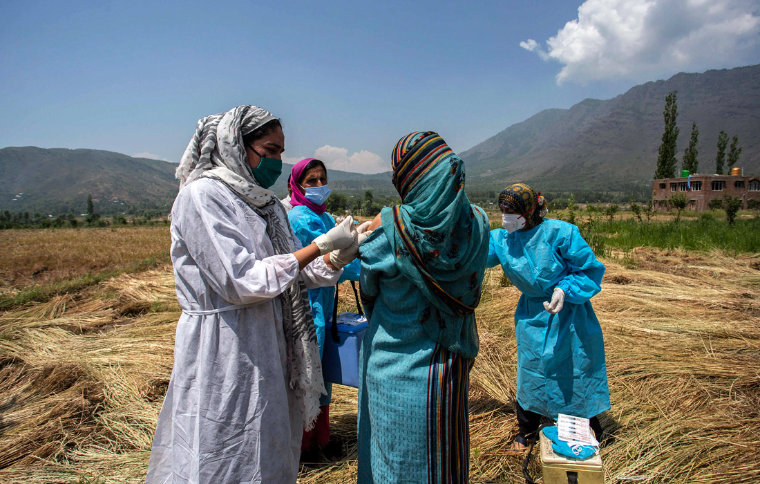 Команда медицинских работников провела вакцинацию фермеров на севере Индии