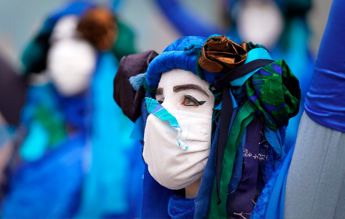 В Глазго в преддверии саммита G7 проходят акции экоактивистов из движения Extinction Rebellion, направленные на привлечение внимания к проблеме изменения климата