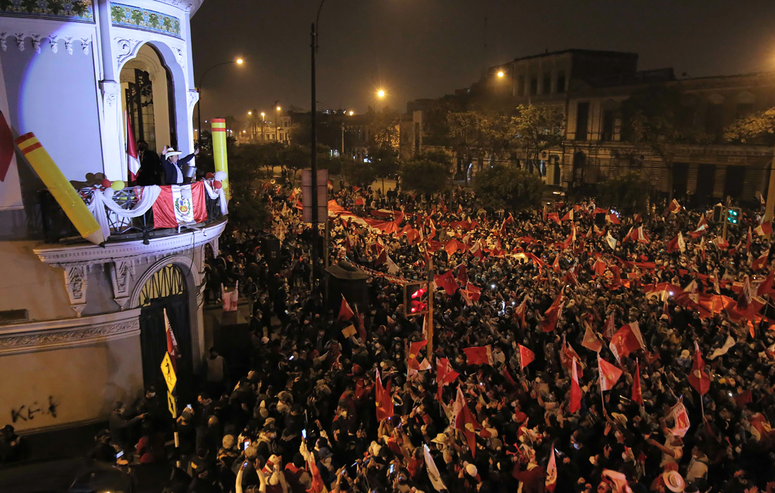 Кандидат в президенты Перу Педро Кастильо приветствует своих сторонников в ожидании результатов выборов в своем штабе в Лиме