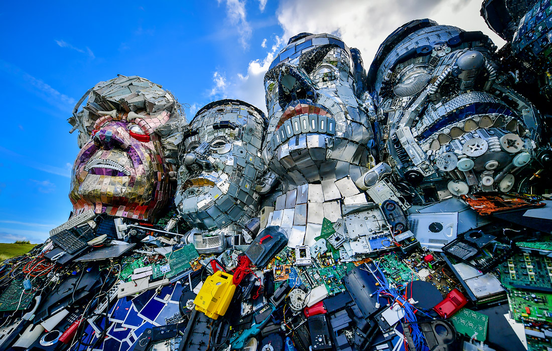 Инсталляция "Гора Трэшмор" на пляже в английском Корнуолле в преддверии саммита G7