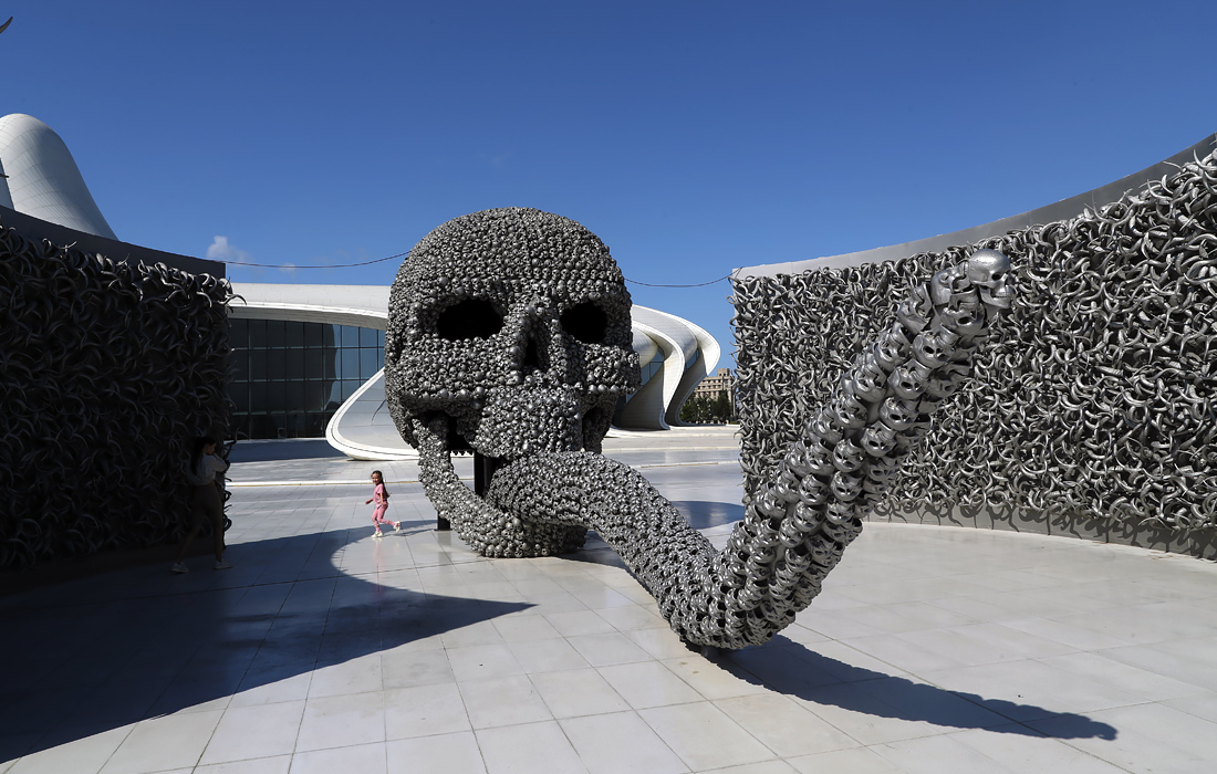 Арт-инсталляция турецкого художника Ахмета Гюнештекина "Комната бессмертия" в Баку