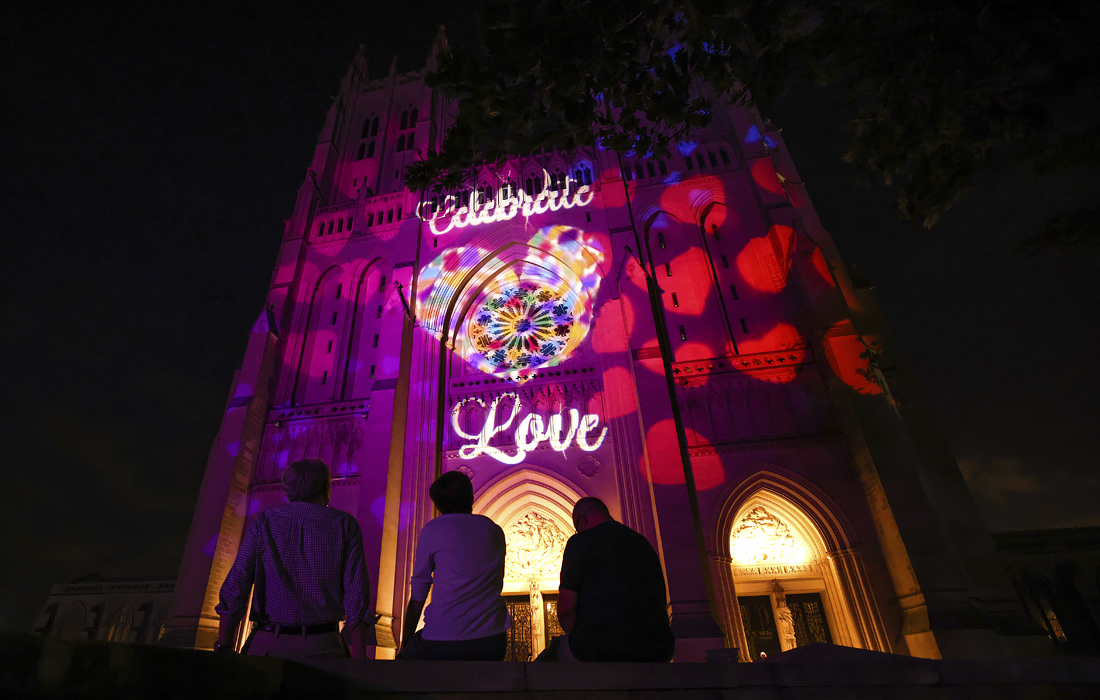 Национальный собор Вашингтона освещен цветами радуги в честь Месяца гордости в поддержку ЛГБТ-сообщества