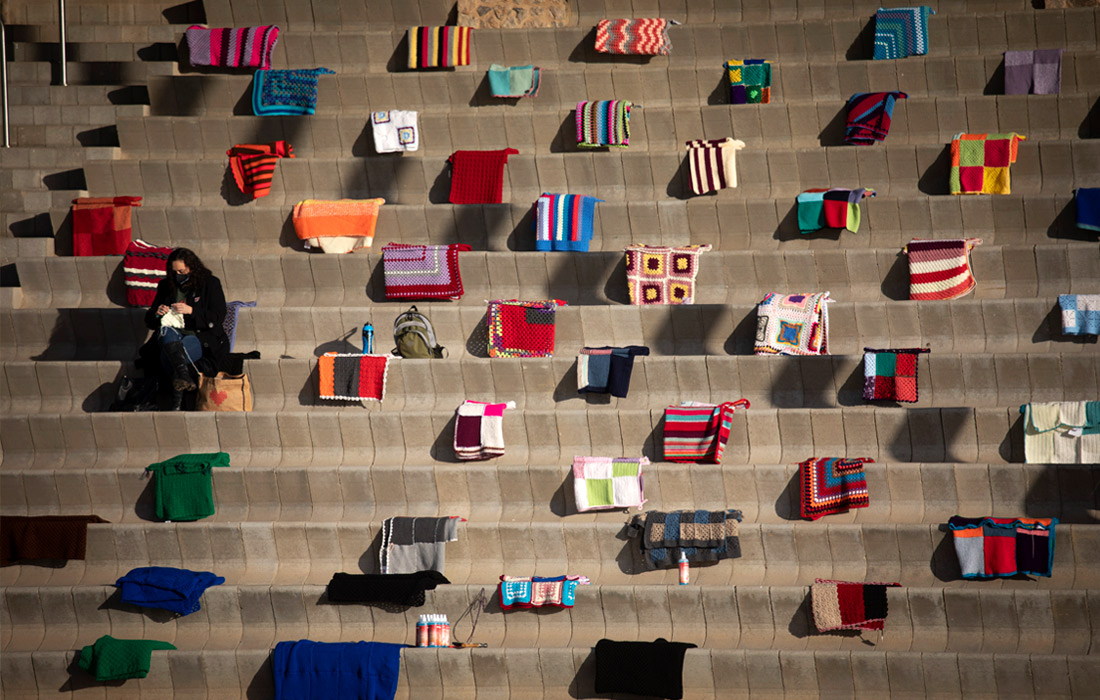 В Йоханнесбурге готовятся к празднованию Дня Нельсона Манделы, который проводится ежегодно 18 июля. Жители вяжут одеяла, чтобы раздавать нуждающимся во время холодной зимы. Каждый год 18 июля ООН призывает людей во всем мире отметить Международный день Нельсона Манделы, сделав что-нибудь полезное для других.