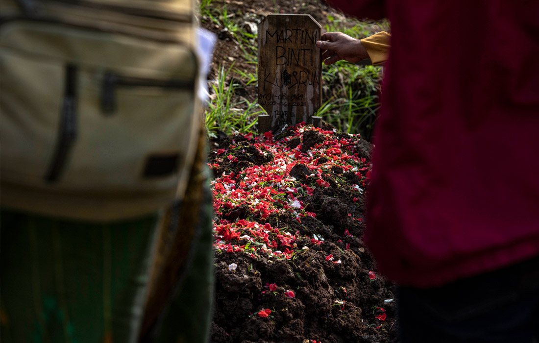 В Индонезии от COVID-19 умерли 52 тысячи человек. На фото: похороны жертв коронавируса в Джакарте.