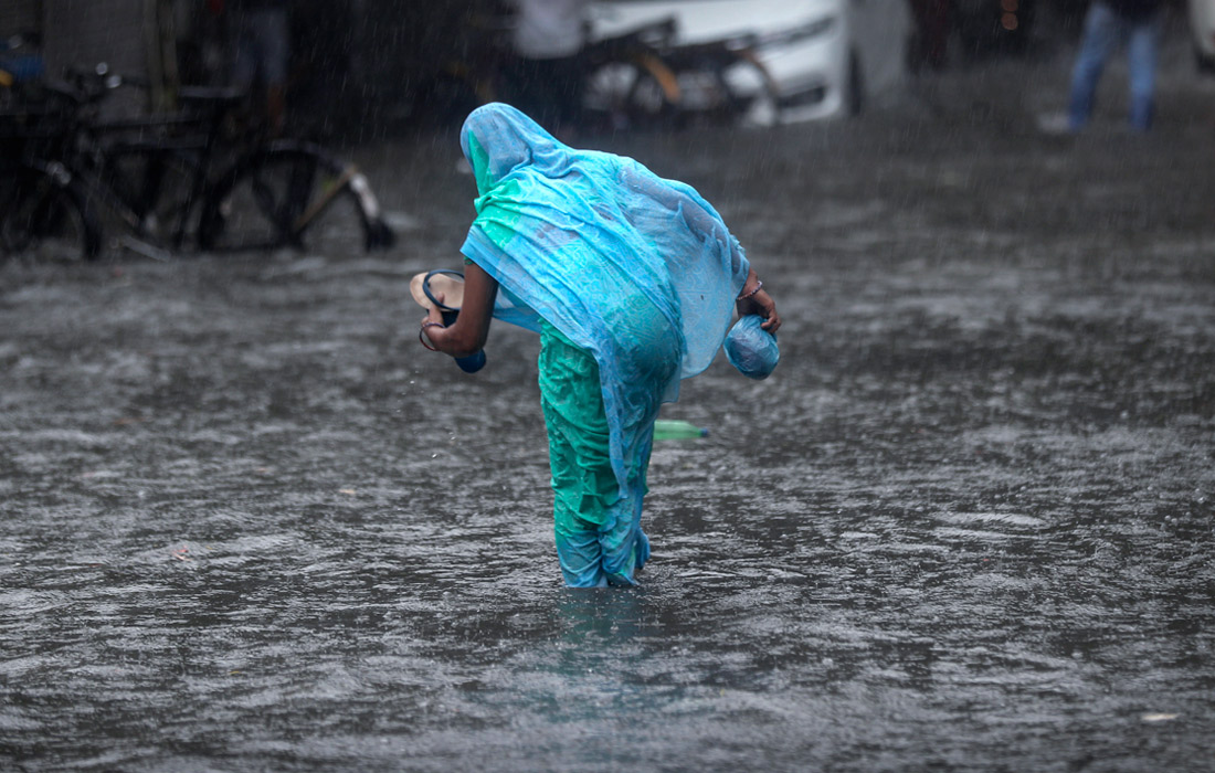 После проливных дождей некоторые районы Мумбаи ушли под воду