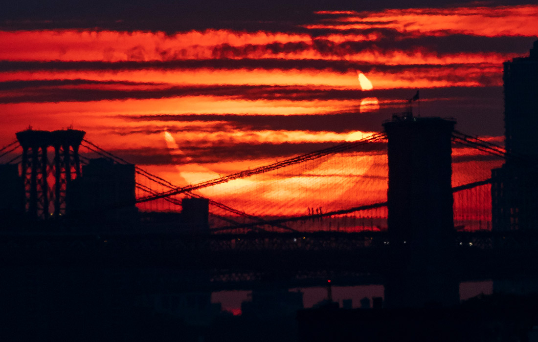 Луна закрывает диск Солнца в Нью-Йорке