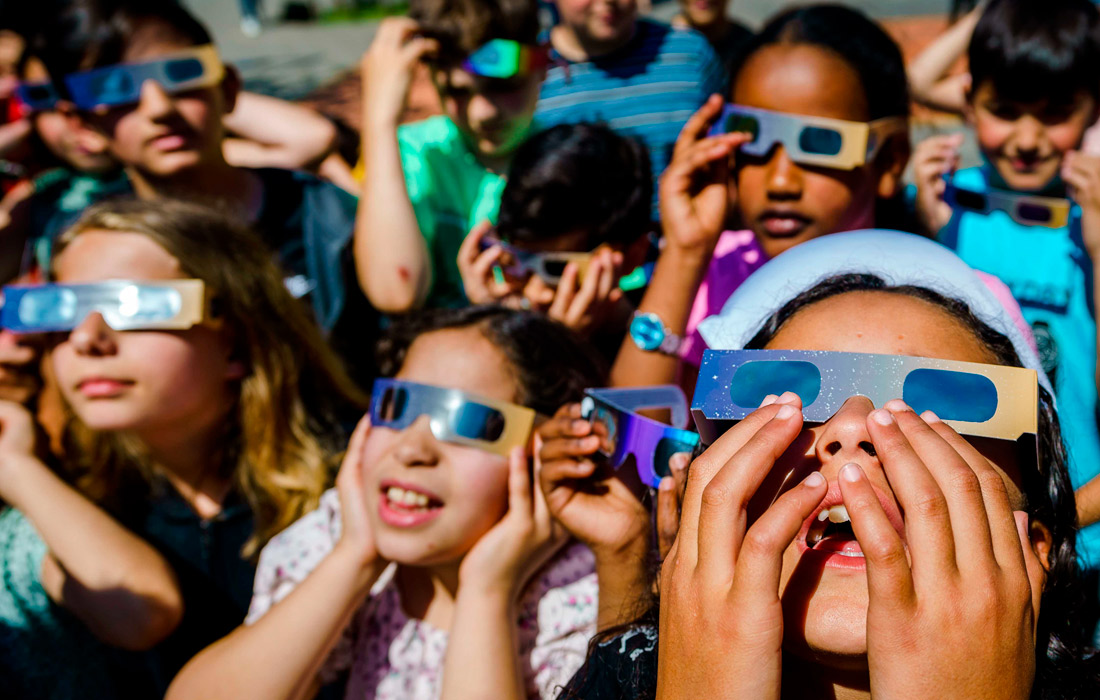 Ученики начальной школы в специальных очках. Схидам, Нидерланды.