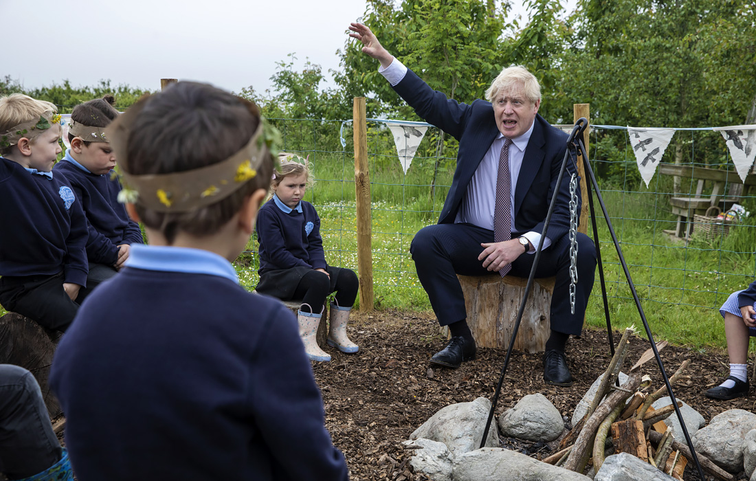 Премьер-министр Великобритании Борис Джонсон во время встречи с учениками начальной школы в графстве Корнуолл